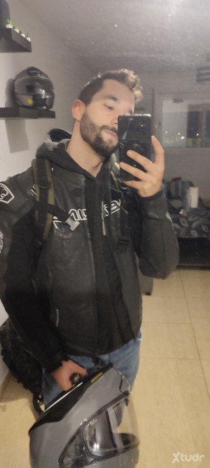 Xtudr - HappySmiley: Biker of 31 years, I like leather, smells, feet, licking boots and being pissed on