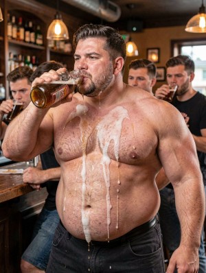Hombre musculoso y corpulento, sin camiseta, bebe directamente de una botella de cerveza en un bar mientras la espuma le cubre el pecho velludo y desciende por el torso y el abdomen. Lleva pantalones vaqueros oscuros y tiene expresión concentrada, con barba corta y cabello peinado hacia atrás. Detrás aparecen varios hombres vestidos de negro bebiendo cerveza, junto a una barra de madera, estanterías con botellas y lámparas colgantes de luz cálida, creando un ambiente de pub concurrido.