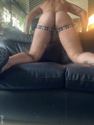Xtudr - Zikindog: Cool uncle, discreet with a desire for perversion with straight uncle or dominant, naked training, I'm submissive.