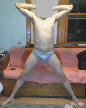 Xtudr - Petiprince: Hola, SOLO me atraen los hombres mayores de 40, activos o dominants. Soy timido, muy sumiso, me gustan los pies de señor...