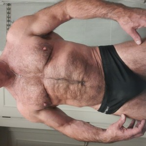 Xtudr - Silver-back: 60 tacos. 1’70 cm. 73 kg. Velludo pecho y espalda. Musculado. Calvete y canoso. Soy muchas cosas mas pero, a los efecto...