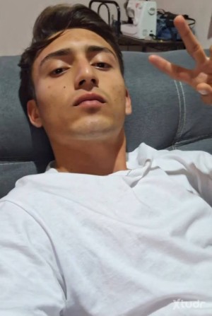 Xtudr - TopSub22: Top Sub 22 years old, 22cm penis, looking for 4 older dominant bottoms