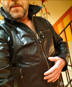 Xtudr - cuerosex: I like being a submissive slave of a big-dicked male. Fetish of leather, latex...
