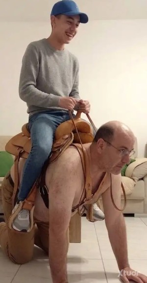 Xtudr - Pony_Slave: Pony Slave Remón.
El esclavo de las fotos es real. Si estás interesado, ponte en contacto. 
