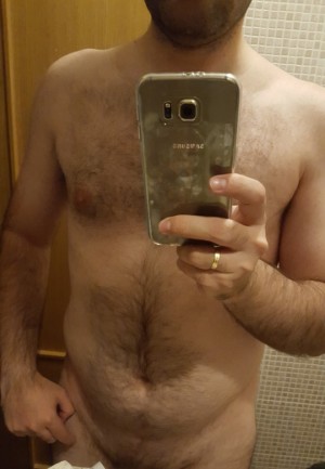 Xtudr - casado32madrid: Tio casado, peludete. 177,76kg, 38 años