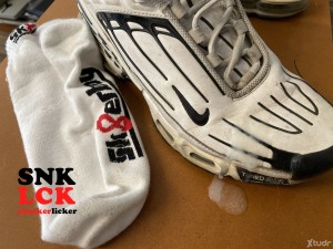 Xtudr - SNKLCK: I'm a submissive man of sports shoes. Submissive man of sneakers. Licking them, smelling them, is my passion.