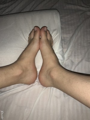 Xtudr - Petiprince: Hello, I'M ONLY attracted to men over 40, tops or dominants. I'm shy, very submissive, I like the feet of mature gentlem...