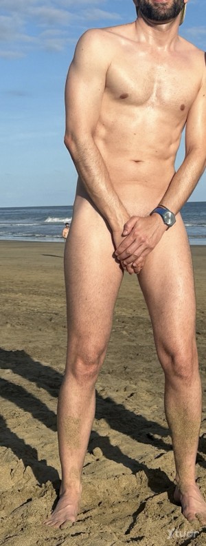 Xtudr - Amo_contemplativo: Novato. 
Curioseando (buscando esclavo doméstico, perro, rol play…) abierto a propuestas como recibir masajes o c...