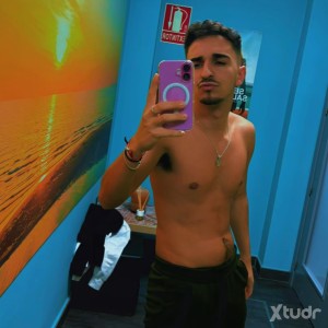 Xtudr - dispuesto23: Perdí la cuenta y los chat lo siento 
Algún chico dom o amo le molaría quedar 