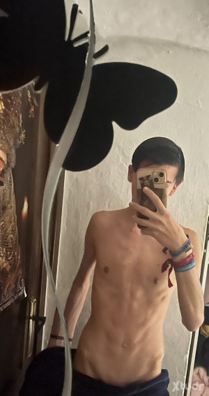 Xtudr - luis_07: Chico joven de Málaga, con un toque de inocencia gracias a mi cara de bebé. Me gusta disfrutar de la vida 