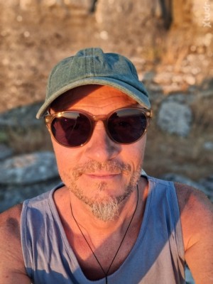 Xtudr - Qulo: I'm French but I live in Spain.
Open to all good things. Everything can be discussed. I'm looking to explore or expand my bdsm...