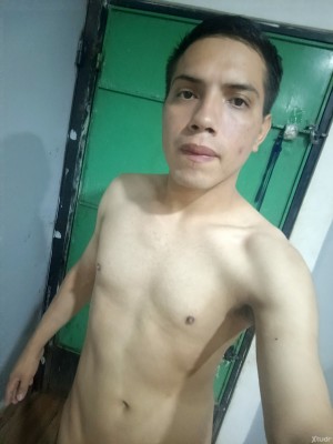 Xtudr - Jonathan27: Submissive bottom novice looking for a bigger dominant to make me a little slut, swallow cum and golden shower.