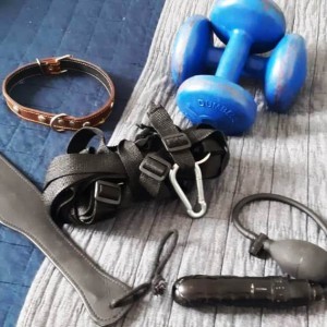 Xtudr - PlaySado: YO= Tranquilo, casero, ingeniero, cocinero empírico, vida st8.
Qué hago: Tocar / masajear antes y después de cada sesión, ...