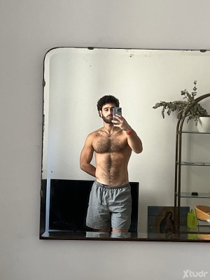 Xtudr - swarm: I'm looking for a submissive: financial, domestic, who likes to lick, at my service.