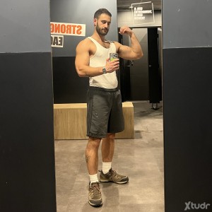 Xtudr - swarm: I'm looking for a submissive: financial, domestic, who likes to lick, at my service.