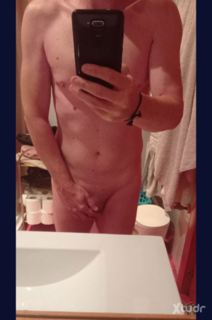 Xtudr - Pasvfisting: Versatile bottom with a great taste for Fisting and large toys.