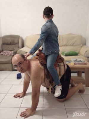 Xtudr - Pony-Slave: El esclavo de las fotos es real. Si te interesa, ponte en contacto.
El esclavo Remcrig se convirtió en un animal para el...