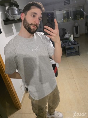 Xtudr - HappySmiley: Motero de 31 años, me gusta el cuero, olores, pies, lamer zapas y ser meado