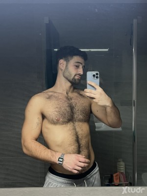 Xtudr - swarm: I'm looking for a submissive: financial, domestic, who likes to lick, at my service.