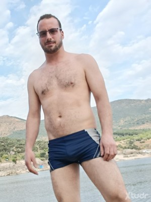 Xtudr - mayestic: Me.gusta dar y recibir 
Me gusta que me den ostias en los huevos y me den puño 