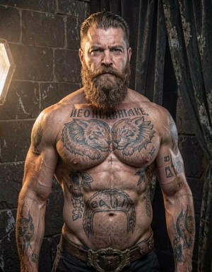 Un hombre desnudo y tatuado posa con porte dominante como un guerrero antiguo, mostrando una anatomía adulta explícita y un cuerpo musculoso de presencia imponente. Se encuentra en una estancia de piedra oscura, rodeado de telas pesadas, metal envejecido y superficies frías que evocan un salón ritual. Su barba espesa enmarca un rostro seguro, y sus ojos felinos sostienen una mirada intensa hacia la cámara. Sus pectorales amplios, pezones marcados y tatuajes densos recorren la piel como símbolos sagrados. La iluminación es dramática y lateral, con una fuente cálida tipo softbox a 45 grados que esculpe el torso, hunde sombras bajo los músculos y deja reflejos suaves sobre la piel. El ambiente es serio, poderoso y cinematográfico, con estética de retrato épico adulto.