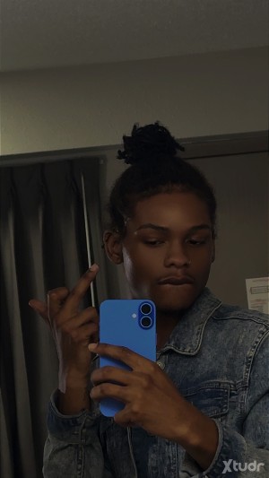 Xtudr - Deemarrii: 👀4 A COO ROOMMATE WHO CAN HOST MY DOG AND I 4 A WHILE UNTIL I GET MY OWN SPOT .DONT DRIVE.CONSISTENT FWB COO BUT HMU LETS...