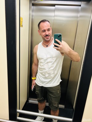 Xtudr - Slu7: I'm looking for dominant men to give me whims.