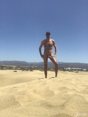 Xtudr - Zeus68: Looking for a bottom or versatile who enjoys giving pleasure to a perverted male.