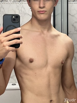 Xtudr - Matiii_09: Gente de mi edad cerca, no mayores de 20 y no peludos. Gente normal, ni osos ni drag queens pf.