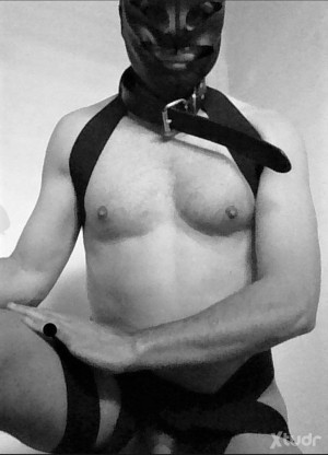 Xtudr - angeloscuro: Telegram: @mixitu
Cierro los ojos y en mi mente aparece un MACHO MADURO con un gran dildo negro, no está solo. Mazmorra...