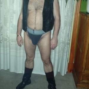 Xtudr - Amo_Ose: Dominant Top I like to kiss and be caressed, give cane lashes, cbt, clamps, fisting, ....