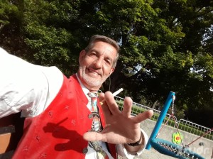 Xtudr - DavidMark: I am a very open minded person, someone who accepts people as they are, I am a fair individual who adapts to changes in l...