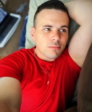 Xtudr - iamaaron: I am very straight forward and easy going. I am hoping to meet someone for a friendship and see what develops. I am not ru...