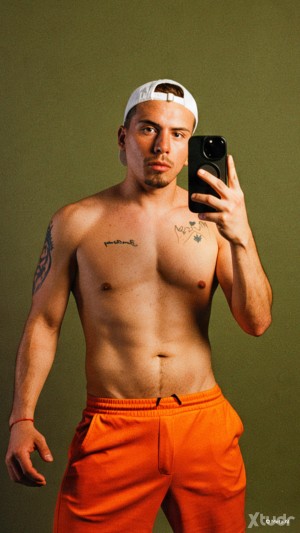 Xtudr - MasterRo: I'm looking for a Findom slut, a bitch that licks my feet, sucks me and adores my sweaty body after working out! That snif...