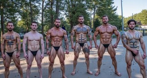 Seis amigos hetero musculosos y muy tatuados de unos 30 años, van de despedida de soltero, estando algo bebidos y, por una apuesta, se atreven quedarse desnudos tan solo con un tanga negro y salir así al parque. El novio,  a la derecha,  ha sido obligado a ponerse el tanga más ajustado y, con vergüenza, se tapa su sexo ya que los testículos le sobresalen, mientras todos posan para una foto para inmortalizar el atrevimiento.
