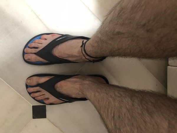 Xtudr - MORBO CHANCLAS Es lo único que me pongo en verano ya llevo 4 días sin lavarme los pies alguien me los lame?