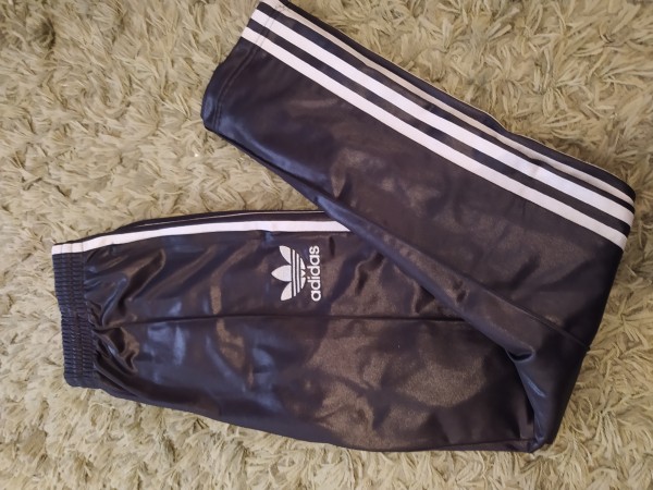 Xtudr - adidas Vendo pantalla Adidas Chile 62, talla XS, negro con marca y franjas blancas. Si usas S o Más y te gusta más ajustado te valdrá igual ya que es una XS amplia. Morbazo de pantaca muy difícil de encontrar ya