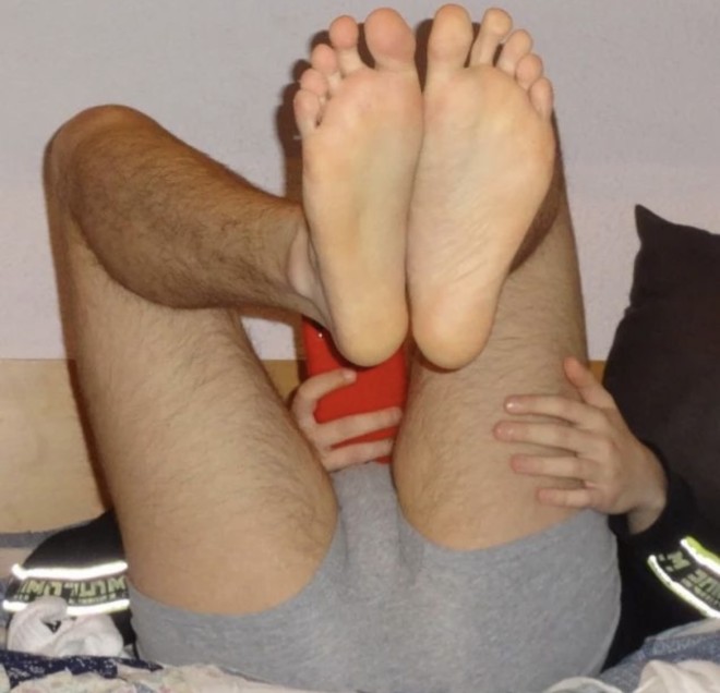 Xtudr - come pies y deportivos   Algun maduro me da sus pies? 😛😛
