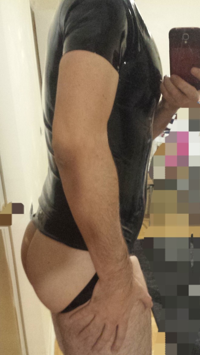 Xtudr - Catsuit Holaa alguien por Madrid 😈😈