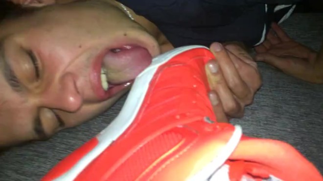 Xtudr - Nike Air   Busco esclavo para comprarme unos nike Air force ponérmelos y humillarlo obligándole a lamerlos y pisar su cara al suelo 