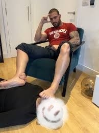 Xtudr - busco sumiso Sumiso de Madrid buen perro a los pies y zapas de macho que quira relajarse viendo porno tu birra y tu perra a sulo bajo tis pies, de alfombra reposapiés 