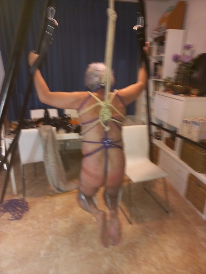 Xtudr - Bondage BCN esclavo con pocos limites material y sitio en Horta busco a Macho kabron que me use y torture ahora para su placer; recibo de rodillas, cinturon de castidad, pinzas en pezones y collar de perra Señor.
