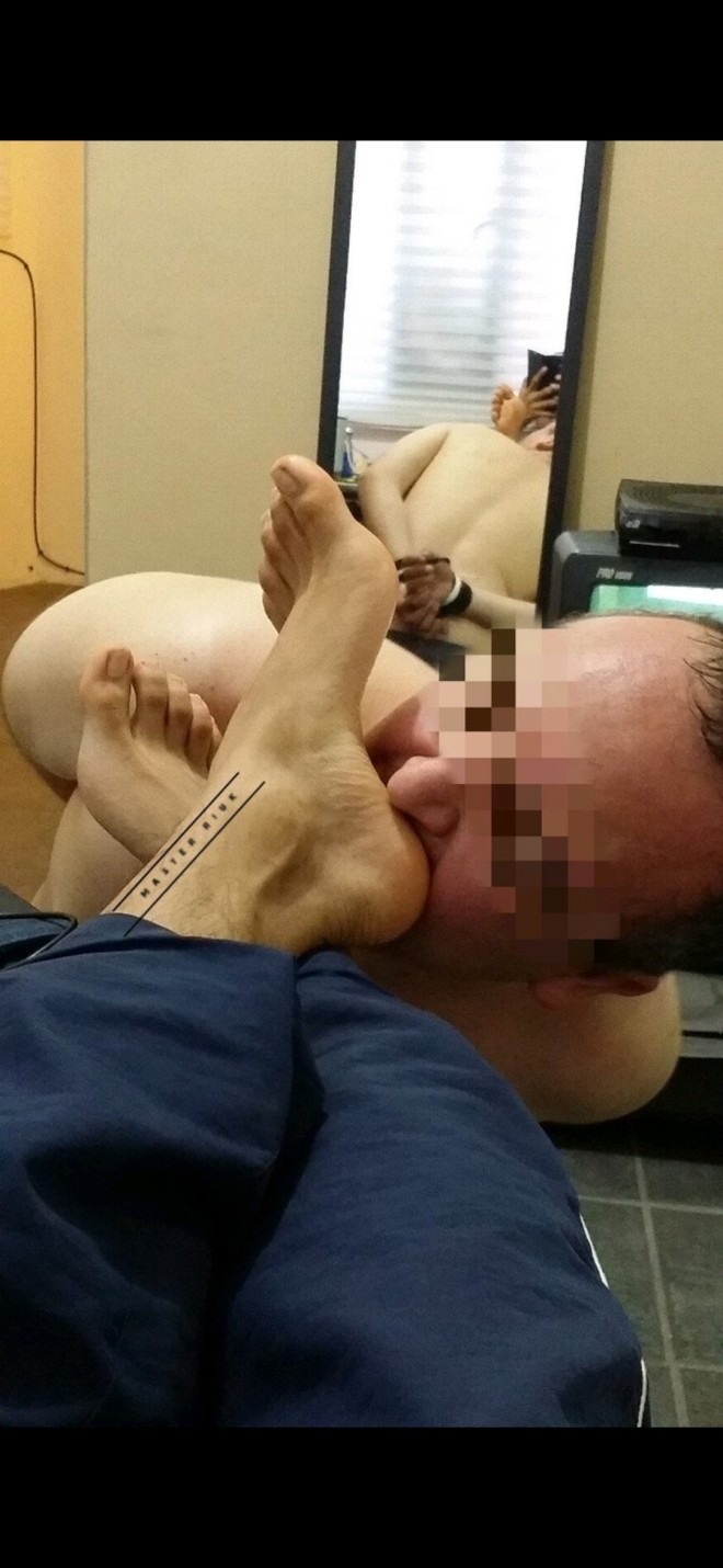 Xtudr - Compartir sumisos en Madrid Madrid sumiso a tus pies para relajarte. Yo a 4 patas lamiendo tus pies zapas botas mientras ves porno y disfrutas de un un perro sometido 