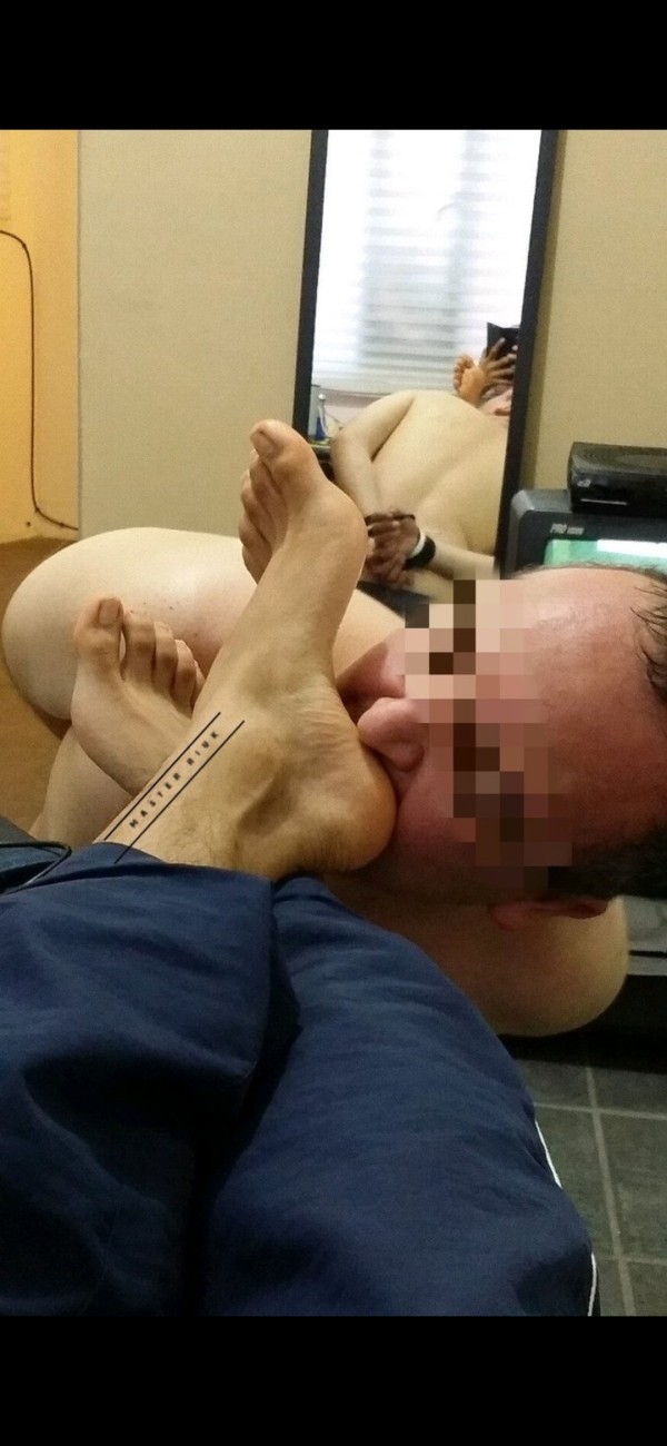 Xtudr - zorritas complacientes Madrid sumiso a tus pies para relajarte. Yo a 4 patas lamiendo tus pies zapas botas mientras ves porno y disfrutas de un un perro sometido 