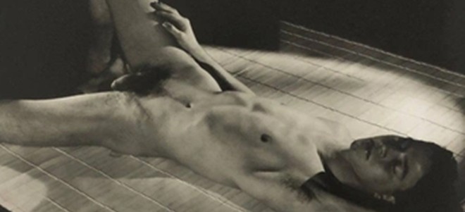 Xtudr - CON ALGO Denham Fouts

Una  prostitución de lujo....

https://eltopo.org/esta-no-es-una-historia-de-putas-cualquiera/


https://es.wikipedia.org/wiki/Denham_Fouts


-------
MUSICA

Shura - Touch

https://youtu.be/x2AOjb9HW2E?si=g0MV2ynDz2lzEq1t


-----

Me aburro sin recorrerte tu piel, 
frágil en el mundo del dinero.
Comprando un poco de ti, 
navegando por dinero.
Solo puedo comprar, 
pero tu alma, no.
Tu cuerpo se vende, 
yo también me vendo, 
en un mercado vivimos.
Tan aburrido, tan apetecible, 
momentos para comprar todo.
Pagar tu cuerpo, solo un momento,
solo por dinero, es el precio de estar.
En ese Olimpo donde disfrutarnos, 
en ese altar donde desnudarse.
Dónde poder comprar
mis deseos por ti. 


