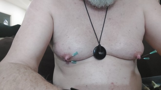 Xtudr - BCN -> TABLÓN DE ANUNCIOS esclavo con pocos limites material y sitio en Horta busco a Macho kabron que me use y torture ahora para su placer; recibo de rodillas, cinturon de castidad, pinzas en pezones y collar de perra Señor.
