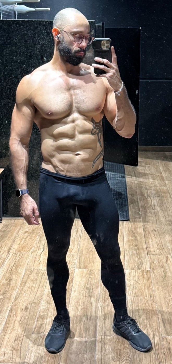 Xtudr - Muscleworship Me ofrezco para muscleworship.
