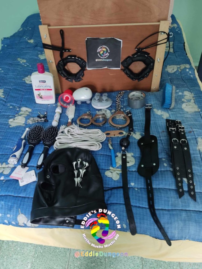 Xtudr - Ciudad de México AMOS y esclavos  Hola soy amo dominante que busca principalmente sesiones de bondage.

Y SIN NADA DE SEXO .

Y si eres gordito mucho mejor , adoro atar a los gordos porque  al ser yo delgado y de estatura promedio , me gusta dominar gente con complexión más grande que la mía .
También hago sesiones de cosquillas y me gustan los juegos de rol de secuestro o de policía .
Tengo todos esos juguetes si te gustaría experimentar 😈