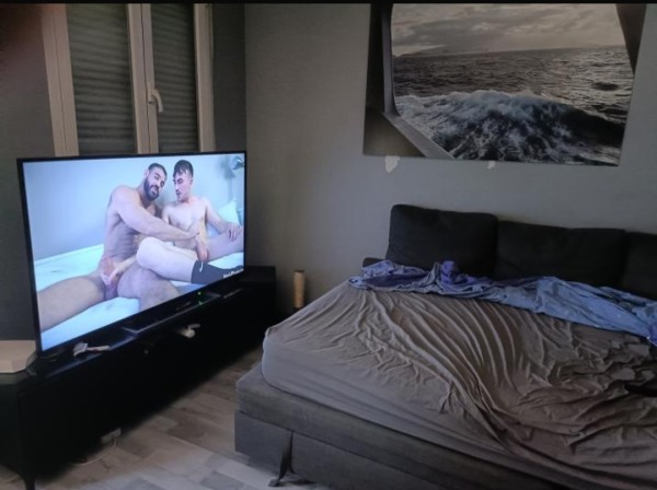 Xtudr - Alojamiento a cambio de follar Vivo solo en mi piso de dos habitaciones abierto a se me cuele un rabo que me sepa llevar hasta ser el señor de la casa