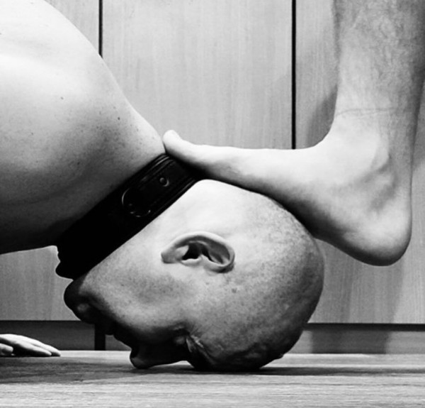 Xtudr - Felpudos humanos Busco felpudo humano para deshumanizarlo y usarlo como objeto que sirve para limpiar mis pies y masajearlos. NO voy a tener ninguna consideración a tu ser vivo será objetivado totalmente 